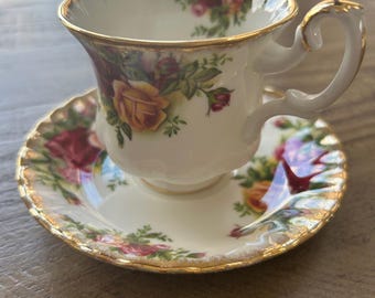 Vintage kop en schotel van Royal Albert Bone China: patroon met oude landelijke rozen