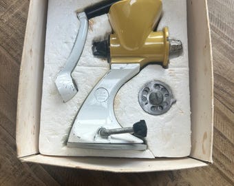 Vintage Spong 705 metal and plastic meat mincer - Made in England