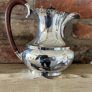 Teiera ovale vintage placcata in argento con balaustro. Bollitore. Caffettiera