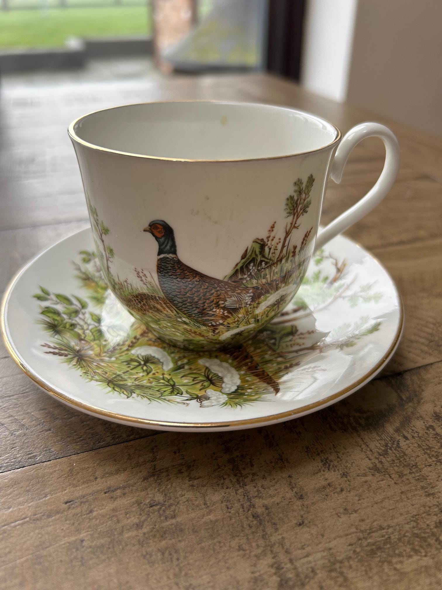  Emperor's Cup STAFF ピステ Vintage Gilded 'elizabethan' Staffordshire Tea Cup an Saucer