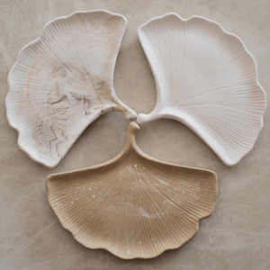 GINKO-bladbricka | Handgjord stenfat i ginkgo | Skulpturell smyckes- och dekorbricka | Minimalistisk heminredning