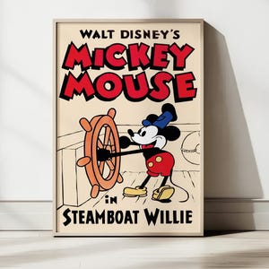 Peut inclure: Une affiche rectangulaire avec le texte WALT DISNEY'S MICKEY MOUSE IN STEAMBOAT WILLIE. L'illustration montre Mickey Mouse en short rouge et chaussures jaunes, dirigeant une grande barre de navire orange sur un pont sur fond crème.