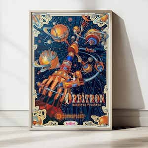 Op de afbeelding: Een ingelijste poster met een ruimtevaartattractie met oranje planeten en metalen vliegende voertuigen die rond een centrale toren draaien tegen een donkerblauwe sterrenhemel. De tekst luidt Orbitron Machines Volantes en Discoveryland.