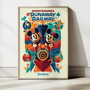 Op de afbeelding: Een ingelijste poster met Mickey en Minnie Mouse op een trein, die "Mickey & Minnie's Runaway Railway" in Disneyland promoot. De kleurrijke illustratie bevat stripfiguren, een trein en het Disneyland-logo.