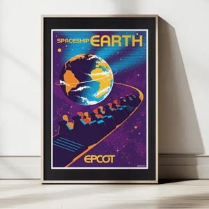Può includere: Stampa artistica incorniciata con un'illustrazione retrò di Spaceship Earth a Epcot. L'opera raffigura una Terra stilizzata, un veicolo di giostra con passeggeri e il testo "Spaceship Earth" e "Epcot" in grassetto e colorato.