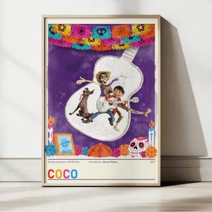 Può includere: Un poster incorniciato del film Disney Pixar "Coco". L'opera presenta personaggi in un design a forma di chitarra su uno sfondo viola. Sono presenti anche colorati striscioni di papel picado e immagini del Giorno dei Morti.
