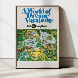 Op de afbeelding: Ingelijste vintage Walt Disney World poster. De poster toont een kaart van het themapark met kleurrijke illustraties van attracties. De tekst "A World of Dream Vacations" is in blauw, met het Walt Disney World logo eronder.