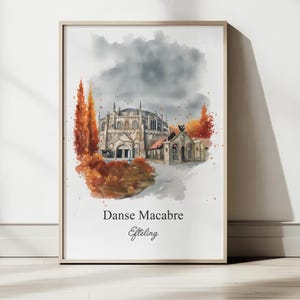 Puede incluir: Impresión en acuarela enmarcada que representa un edificio con el texto "Danse Macabre Efteling". La obra presenta un edificio bajo un cielo gris oscuro y árboles otoñales. El marco es de madera.
