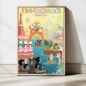 以下が含まれることがあります： 「it's a small world」のフレーズが書かれた額入りのアートプリント。様々なランドマークやキャラクターが登場するボートライドのカラフルなイラストが描かれています。プリントは金色のフレームで、白い壁に飾られています。
