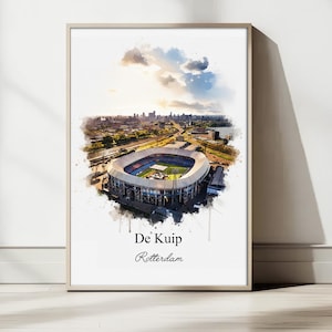 Op de afbeelding: Een ingelijste aquarelprint van het De Kuip stadion in Rotterdam, Nederland. Het kunstwerk toont het stadion van bovenaf, met de skyline van de stad en een bewolkte lucht op de achtergrond. De tekst "De Kuip Rotterdam" is eronder gedrukt.