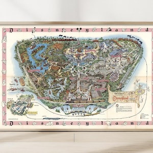 Puede incluir: Una impresión enmarcada de un mapa vintage de Disneyland. El mapa presenta una ilustración detallada del diseño del parque, con varias atracciones y puntos de referencia. El mapa está rodeado por un borde rosa con ilustraciones de personajes y las palabras "Disneyland" en la parte superior e inferior.