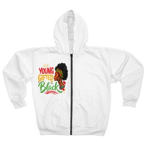 Könnte beinhalten: Ein rechteckiges, rustikales Holzschild mit dem handgeschriebenen Text "Welcome to our home". Das Schild hat eine verwitterte Oberfläche und ein schlichtes, einladendes Design.