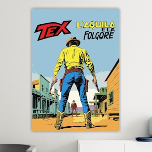 Può includere: Stampa in stile fumetto con un cowboy in camicia gialla e pantaloni blu, che tiene due pistole, di fronte a un altro cowboy. La stampa presenta il testo "TEX" e "L'AQUILA E LA FOLGORE" in rosso e giallo, su uno sfondo di cielo blu e una città western.