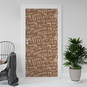 Peut inclure: Une porte marron avec un cadre blanc, ornée d'un motif répété d'ustensiles de cuisine et de mots tels que "cuillère", "fourchette" et "couteau". Le motif comprend des illustrations de bouilloires, de tasses et de casseroles.