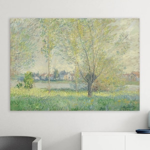Puede incluir: Una pintura de paisaje que presenta una escena de río con exuberante hierba verde y árboles en primer plano. La obra de arte representa una vista serena de un río con edificios a lo lejos, bajo un cielo nublado. La paleta de colores está dominada por verdes, amarillos y azules.