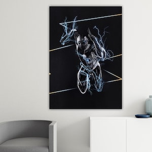 Op de afbeelding: Een zwart-wit illustratie van een rennende superheld, met blauwe bliksemflitsen en geometrische lijnen tegen een zwarte achtergrond. Het kunstwerk is een print op canvas.