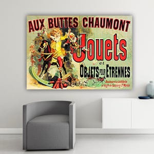 Może przedstawiać: Plakat w stylu vintage reklamujący "Jouets et Objets pour Etrennes" (Zabawki i prezenty). Plakat przedstawia dziecko na koniu, z tekstem w kolorze czerwonym i czarnym. Tło jest wyblakłe zielone, z tekstem "AUX BUTTES CHAUMONT" u góry.