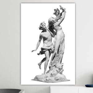 Può includere: Una scultura in bianco e nero raffigurante due figure. Una figura si protende verso l'alto, tenendo un ramo frondoso, mentre l'altra figura si protende. La scultura è su sfondo bianco.