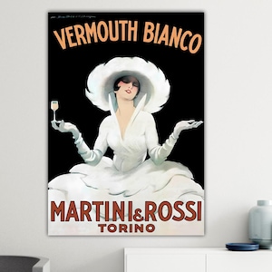 Puede incluir: Cartel publicitario vintage de Vermouth Bianco. La obra de arte presenta a una mujer con un vestido y sombrero blancos sosteniendo un cóctel. El cartel incluye el texto "Vermouth Bianco" y "Martini & Rossi Torino" en un estilo art déco clásico.