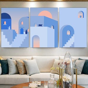 Könnte beinhalten: Ein Triptychon abstrakter Kunstdrucke mit minimalistischen architektonischen Designs in Blautönen. Das Kunstwerk zeigt Gebäude, Treppen und Bögen, mit einer Katzensilhouette und einer untergehenden Sonne. Das Gesamtthema ist eine ruhige Küstenlandschaft.
