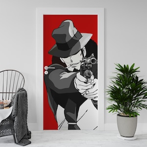 Può includere: Murale per porta con un'illustrazione in bianco e nero di una persona con un fedora che punta una pistola. Lo sfondo è rosso pieno. La persona indossa un cappotto lungo e ha una sigaretta in bocca. Il murale è incorniciato in bianco.