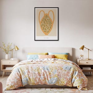 Impresión artística de pared con jarrón mediterráneo enmarcado, póster minimalista con dibujo botánico, decoración terrosa de terracota, ideal para un hogar con estilo natural o tranquilo.