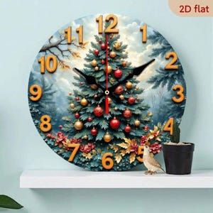 Puede incluir: Reloj de pared redondo con diseño de árbol de Navidad. La esfera del reloj presenta un árbol decorado con adornos rojos y dorados, sobre un fondo de bosque nevado. Los números son dorados y las manecillas del reloj son negras.