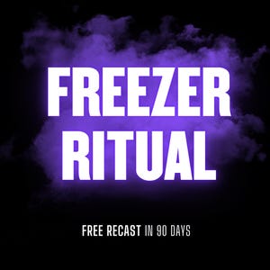 Puede incluir: Diseño gráfico con las palabras "FREEZER RITUAL" en letras blancas grandes sobre un fondo púrpura y ahumado. Debajo, texto blanco más pequeño que dice "FREE RECAST IN 90 DAYS" sobre un fondo negro.