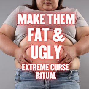 Könnte beinhalten: Eine Person in einem grauen T-Shirt und einer blauen Jeans, die ihren Bauch hält. Das Bild hat roten Text, der lautet: "MAKE THEM FAT & UGLY EXTREME CURSE RITUAL". Der Hintergrund ist einfarbig grau.