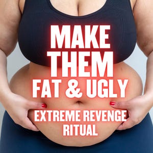 Könnte beinhalten: Das Bild zeigt einen menschlichen Torso mit dem Text "MAKE THEM FAT & UGLY EXTREME REVENGE RITUAL" in Weiß, rot umrandet. Die Person trägt einen schwarzen Sport-BH und dunkelblaue Leggings.