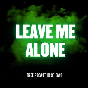 Könnte beinhalten: Schwarzer Hintergrund mit einem grünen Wolkeneffekt, der den weißen Text "LEAVE ME ALONE" umgibt. Darunter steht der Satz "FREE RECAST IN 90 DAYS" in Weiß.