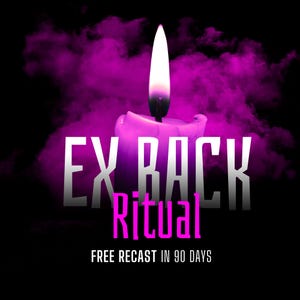 Op de afbeelding: Een paarse kaars met een brandende witte vlam tegen een achtergrond van paarse rook. De woorden "EX BACK Ritual" worden in wit en roze weergegeven, met daaronder de tekst "FREE RECAST IN 90 DAYS".