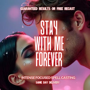 以下が含まれることがあります： 二人がキスをしているクローズアップ画像で、白い文字で「STAY WITH ME FOREVER」と書かれています。背景はピンクと青のグラデーションです。追加のテキストには「GUARANTEED RESULTS OR FREE RECAST」と「INTENSE FOCUSED SPELL CASTING」が含まれています。
