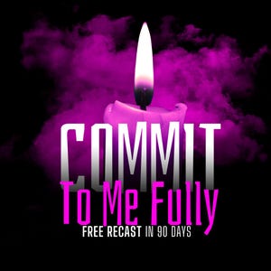 Op de afbeelding: Een brandende kaars met een heldere vlam tegen een achtergrond van paarse rook. De woorden "COMMIT To Me Fully" staan in wit en roze, met daaronder de tekst "FREE RECAST IN 90 DAYS".