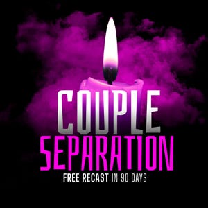 Peut inclure: Une bougie violette allumée avec une flamme blanche vive, sur fond de fumée violette. Les mots "COUPLE SEPARATION" sont affichés en blanc et rose, avec le texte "FREE RECAST IN 90 DAYS" en dessous.