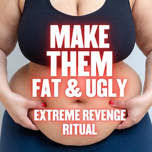 Könnte beinhalten: Das Bild zeigt einen menschlichen Torso mit dem Text "MAKE THEM FAT & UGLY EXTREME REVENGE RITUAL" in Weiß, rot umrandet. Die Person trägt einen schwarzen Sport-BH und dunkelblaue Leggings.