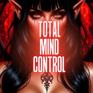 Könnte beinhalten: Digitales Kunstwerk einer Frau mit dunklem Haar, spitzen Ohren und roten Augen. Der Text "TOTAL MIND CONTROL" ist in weißen Großbuchstaben dargestellt. Ein dekorativer Anhänger ist auf der Brust sichtbar, mit einem feurigen roten Hintergrund.