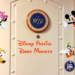 Peut inclure: Porte blanche ornée d'aimants de personnages Disney, dont Minnie Mouse, Mickey Mouse, Dingo et Pluto. La porte comporte un hublot avec le numéro 10552 et le texte "Disney Peeking Door Magnets" en rouge.
