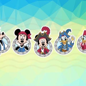 Puede incluir: Un conjunto de cinco pegatinas circulares con personajes de Disney vestidos de piratas. Goofy, Minnie Mouse, Mickey Mouse, el Pato Donald y Daisy Duck están enmarcados en un diseño de ojo de buey gris sobre un fondo geométrico azul y verde.
