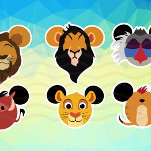 Peut inclure: Ensemble de six autocollants de personnages de dessins animés, inspirés d'un film d'animation populaire. Les autocollants représentent un lion, une lionne, un babouin, un phacochère et deux autres personnages, tous avec des oreilles de souris. Fond géométrique coloré.