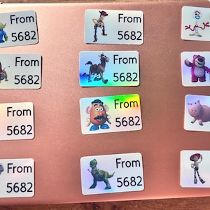 Könnte beinhalten: Eine Sammlung rechteckiger Aufkleber mit verschiedenen Toy Story-Charakteren. Jeder Aufkleber hat ein Charakterbild, das Wort "From" und die Nummer "5682."