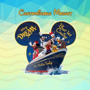 Könnte beinhalten: Ein anpassbarer Magnet in Form von Mickey-Maus-Ohren mit dem Kreuzfahrtschiff Disney Dream, Mickey, Minnie, Donald, Daisy, Goofy und Pluto. Der Text lautet Customisable Magnet, Disney Dream, Our 1st Cruise und The Smith Family.