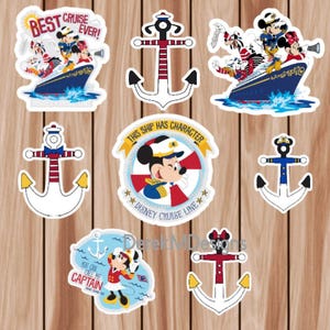 Könnte beinhalten: Eine Sammlung von Disney Cruise Line Aufklebern mit Mickey Mouse, Minnie Mouse und anderen Charakteren. Designs beinhalten Anker, Kreuzfahrtschiffe und Text mit der Aufschrift "Best Cruise Ever!" und "This Ship Has Character."