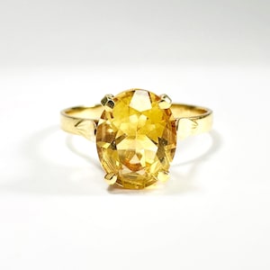 Vintage 18k gold oval-cut citrine ring