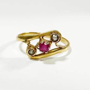 Vintage 18k Gold ruby and fine pearl trilogy ring