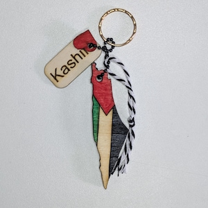 Personalized Palestine Map Keyring: Hand-Painted Wooden Flag Design
