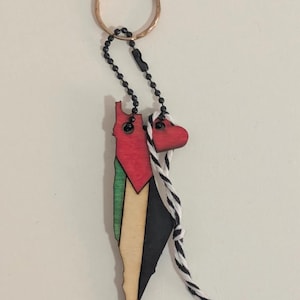 Sleutelhanger Palestina met kaart en vlag gekleurd gegraveerd en met de hand geschilderd op hout