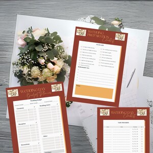 Puede incluir: Un conjunto de listas de verificación para la planificación de bodas y un planificador de presupuesto, con un diseño floral. Las listas de verificación incluyen secciones para listas de tareas y el progreso de las tareas. También se ve un ramo de flores y un bolígrafo.