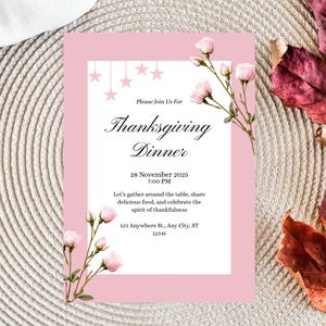 Könnte beinhalten: Eine rosa Thanksgiving-Dinner-Einladung mit floralen Akzenten und dem Text "Thanksgiving Dinner". Die Einladung enthält Datum, Uhrzeit und Adresse. Rosa Sterne hängen von der Oberseite der Einladung.