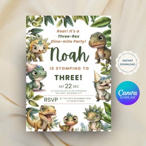 Op de afbeelding: Een verjaardagsuitnodiging met een dinosaurus thema. De uitnodiging bevat de tekst "Roar! It's a Three-Rex Dino-mite Party!" en "Noah is stomping to THREE!" met illustraties van cartoon dinosaurussen en groene bladeren.